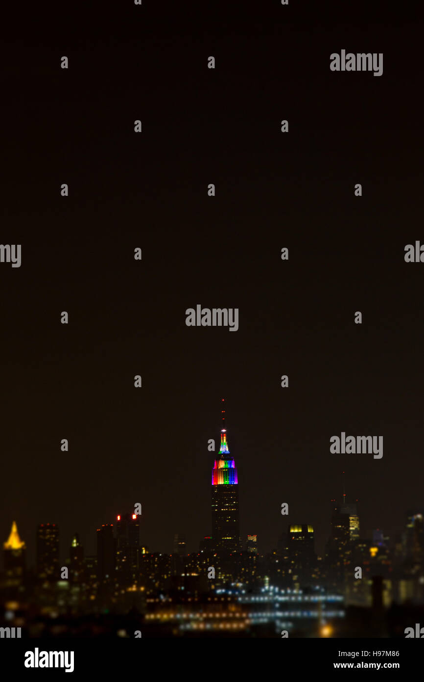 Empire State Building illuminato con orgoglio Foto Stock
