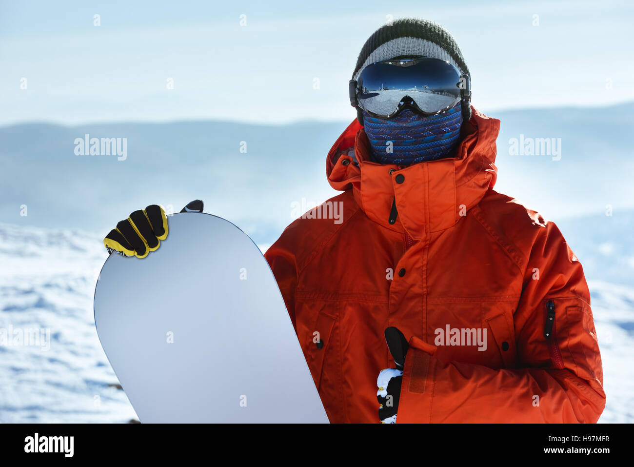 L'uomo snowboarder closeup ritratto rosso Foto Stock