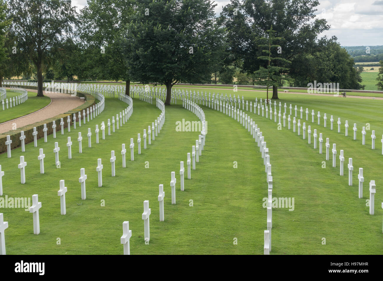 Righe di lapidi al Cambridge Cimitero Americano vicino a Cambridge, dove quasi 4000 soldati americani sono sepolti. Foto Stock