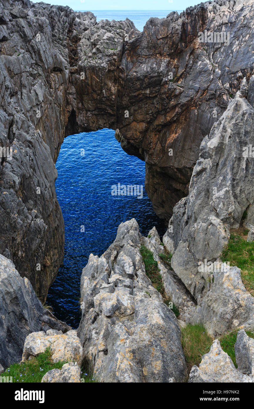 Arco roccioso vicino a riva. Vista della costa, Asturias, vicino Camango, Spagna. Foto Stock