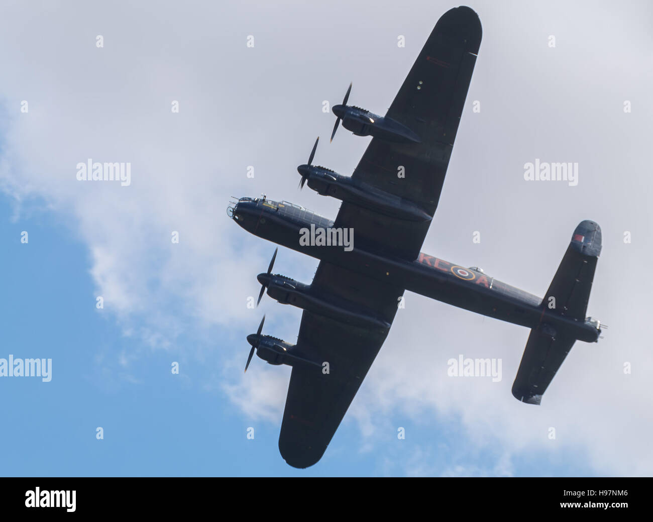 Avro Lancaster dalla Battaglia di Bretagna Memorial volo (BBMF) battenti durante una esibizione aerea. Foto Stock