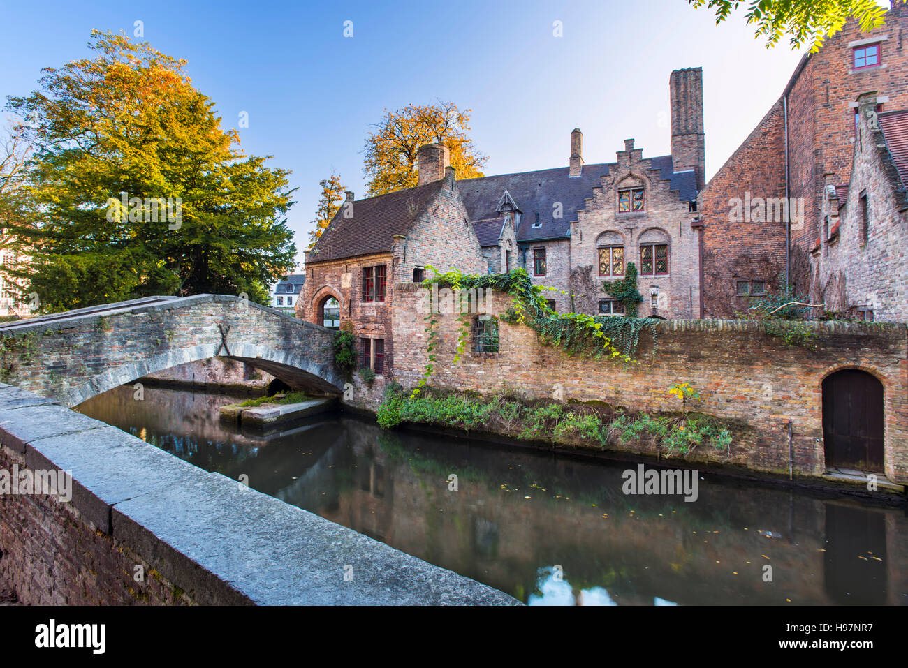 Bonifacius Bridge e che si affaccia sulla chiesa di Nostra Signora della città di Bruges, Brugge, in Fiandra occidentale, Belgio Foto Stock