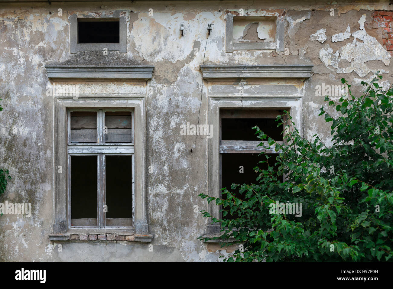 Vecchia finestra nella parete in rovina di un antico maniero Foto Stock