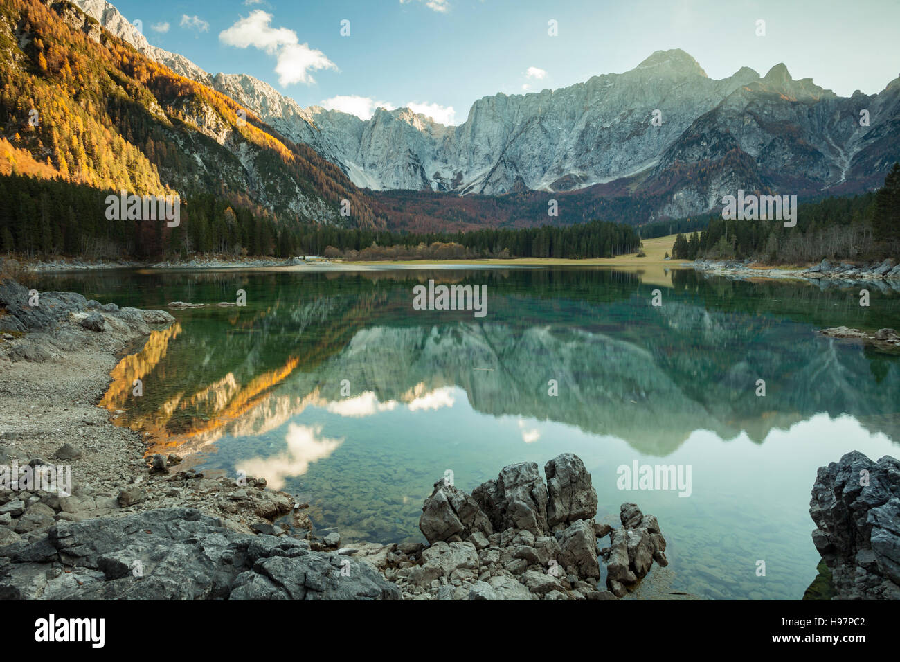 Pomeriggio d'autunno in alto a Fusine lago, Dolomiti, Italia. Foto Stock