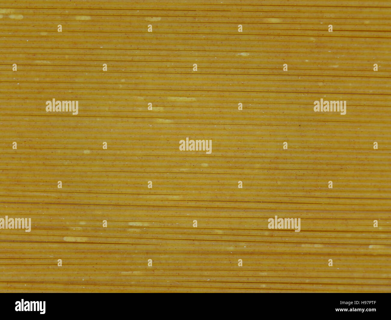 Non cotti interi spaghetti di frumento, close-up per lo sfondo, la texture Foto Stock