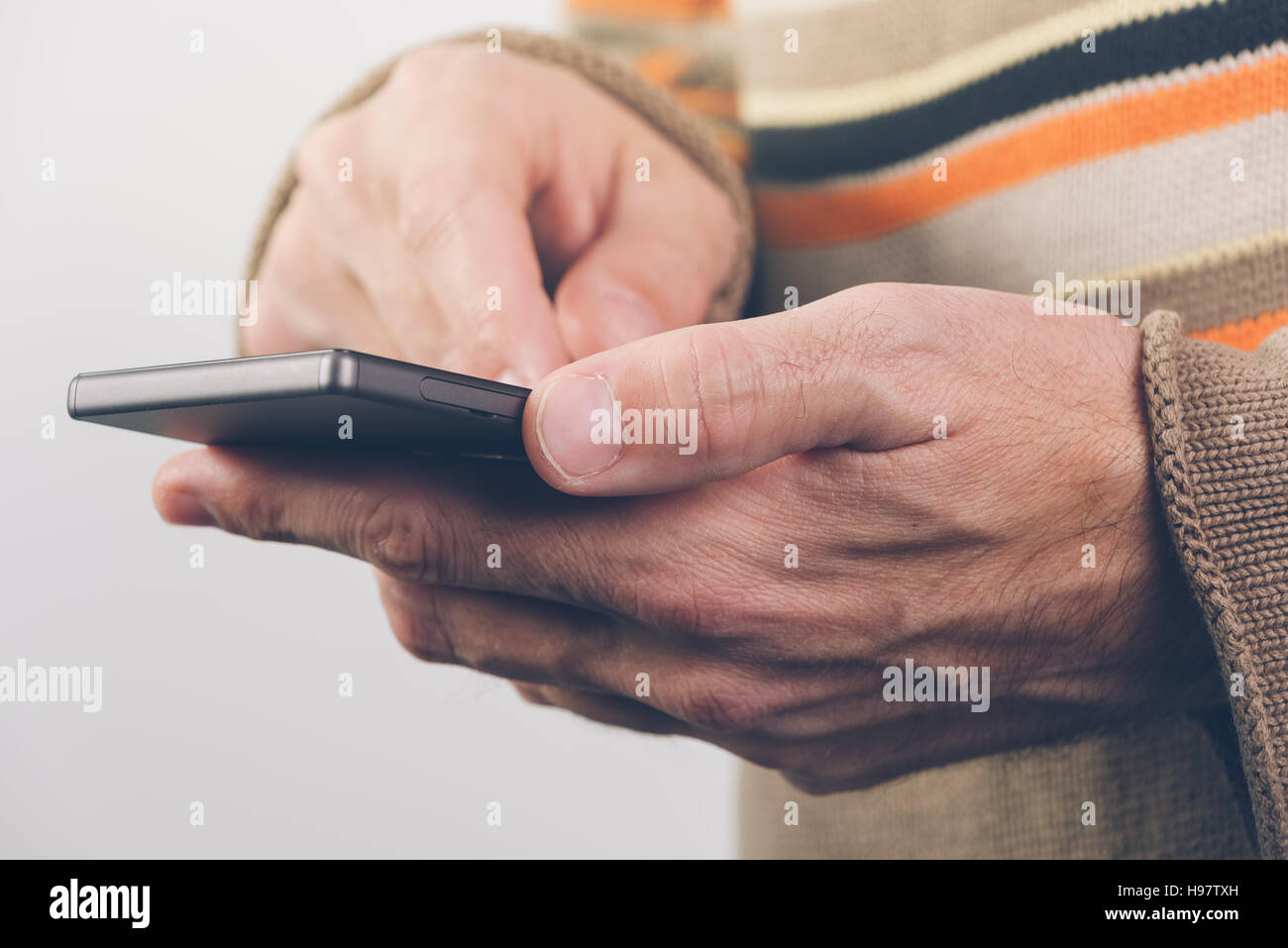 Utilizzando il telefono cellulare per i messaggi di testo SMS Foto Stock