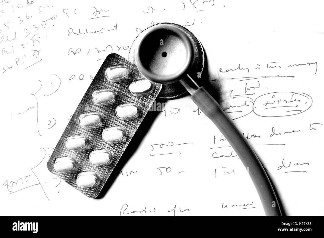 Uno stetoscopio e farmaci su prescrizione Foto Stock