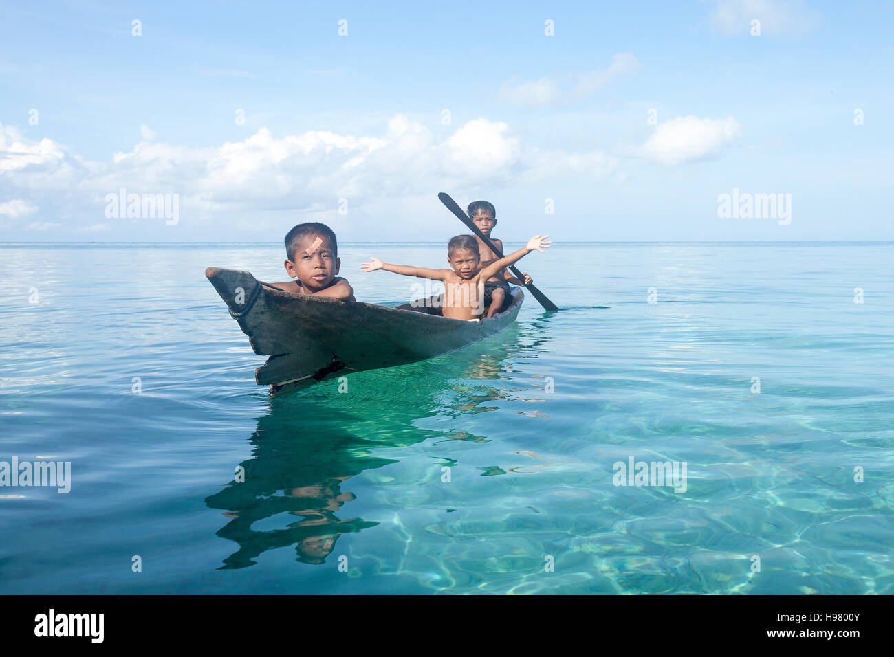 Borneo mare bambini zingari su una canoa in Bodgaya Mabul Sipadan Island, Sabah Borneo Malese. Foto Stock