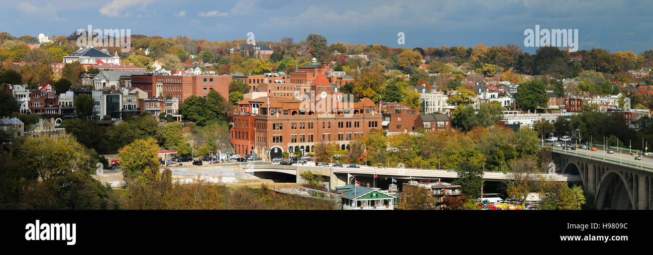 Vista panoramica di Georgetown, a Washington, DC. Auto storico edificio del granaio è al centro; Key Bridge è a destra. Foto Stock