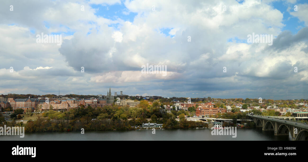 Vista panoramica di Georgetown a Washington DC. Key Bridge si trova a destra della Georgetown University è a sinistra, Fiume Potomac davanti. Foto Stock