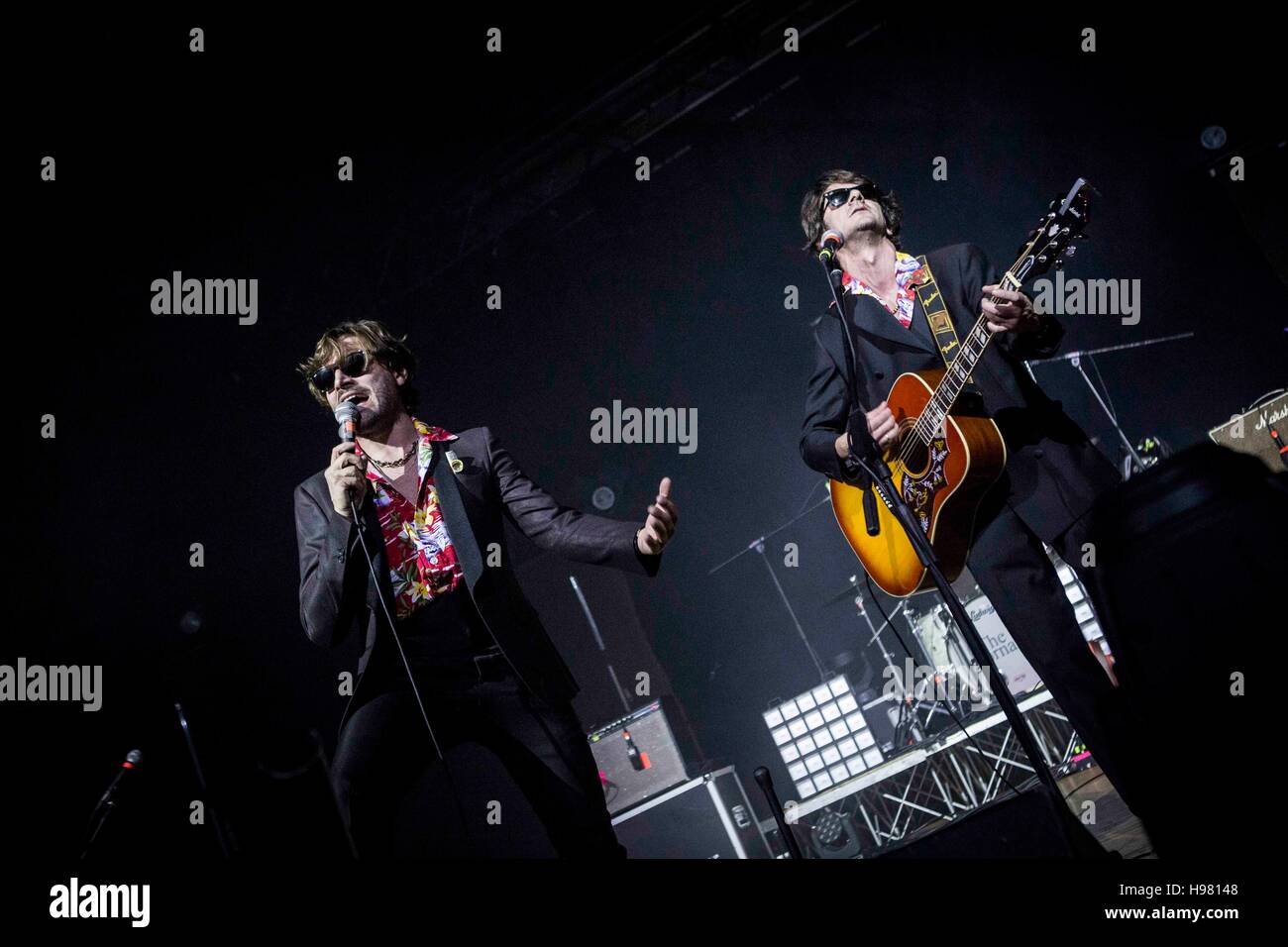 Milano, Italia. 17 Nov, 2016. L'italiano duo pop Gli Shazami raffigurata sul palco come essi svolgono all'Alcatraz a Milano Italia. © Roberto Finizio/Pacific Press/Alamy Live News Foto Stock