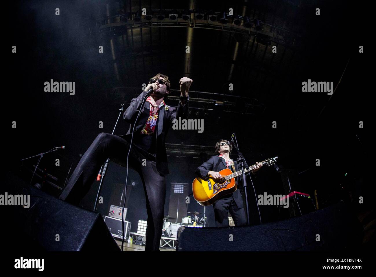 Milano, Italia. 17 Nov, 2016. L'italiano duo pop Gli Shazami raffigurata sul palco come essi svolgono all'Alcatraz a Milano Italia. © Roberto Finizio/Pacific Press/Alamy Live News Foto Stock