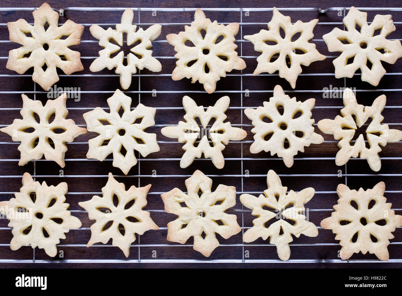 In casa il simbolo del fiocco di neve i cookie su un vassoio di raffreddamento Foto Stock