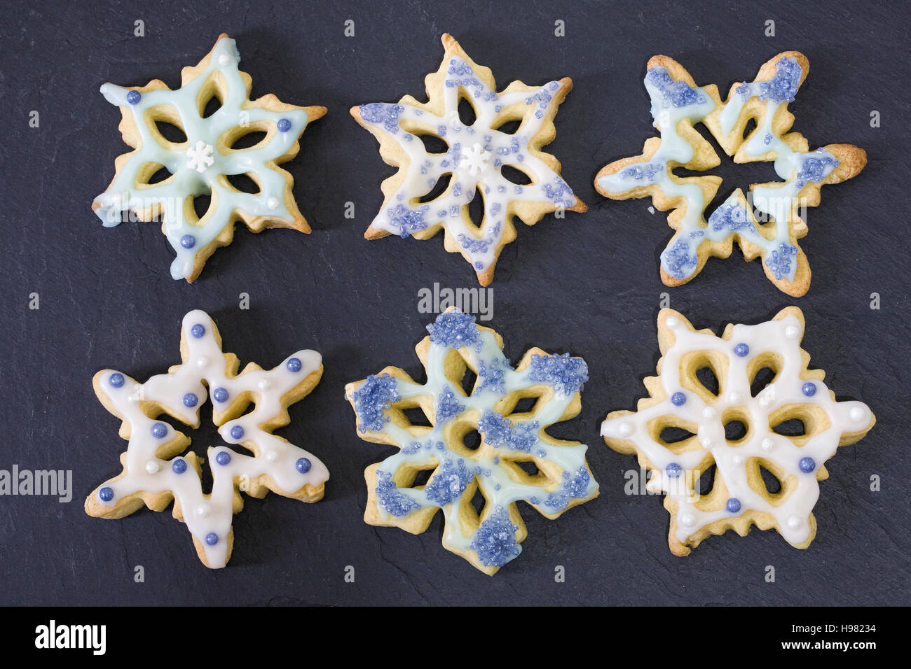 In casa il simbolo del fiocco di neve i cookie su ardesia. Foto Stock