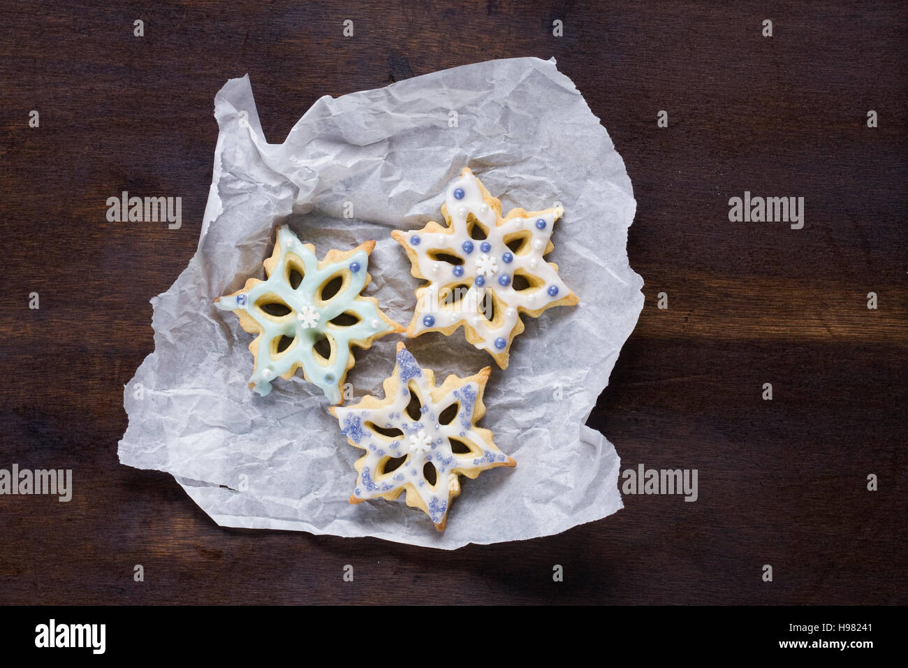 In casa il simbolo del fiocco di neve i cookie su carta oleata. Foto Stock