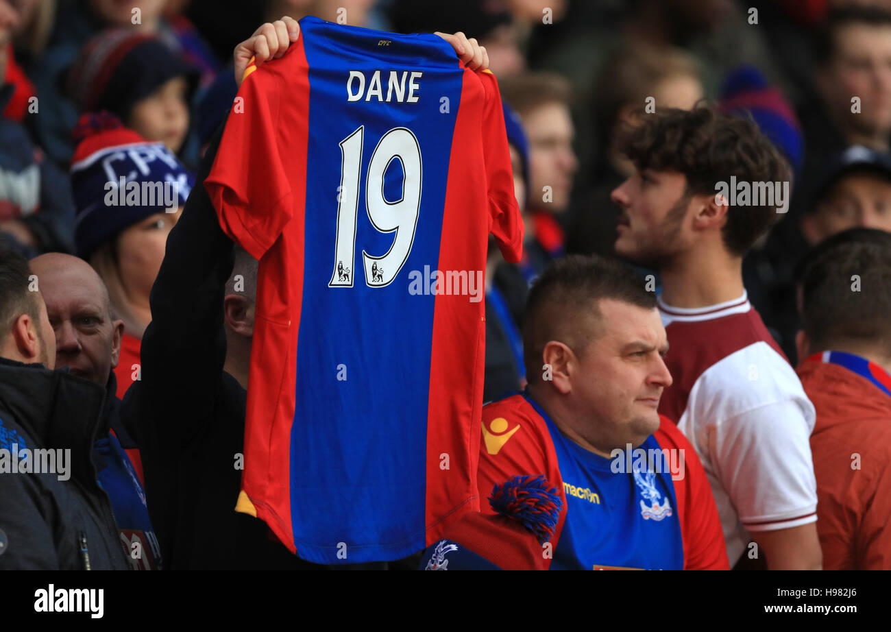 Ventilatori in gabbie hold up strisce omaggio alle vittime del Croydon tram crash durante il match di Premier League a Selhurst Park, Londra. Foto Stock