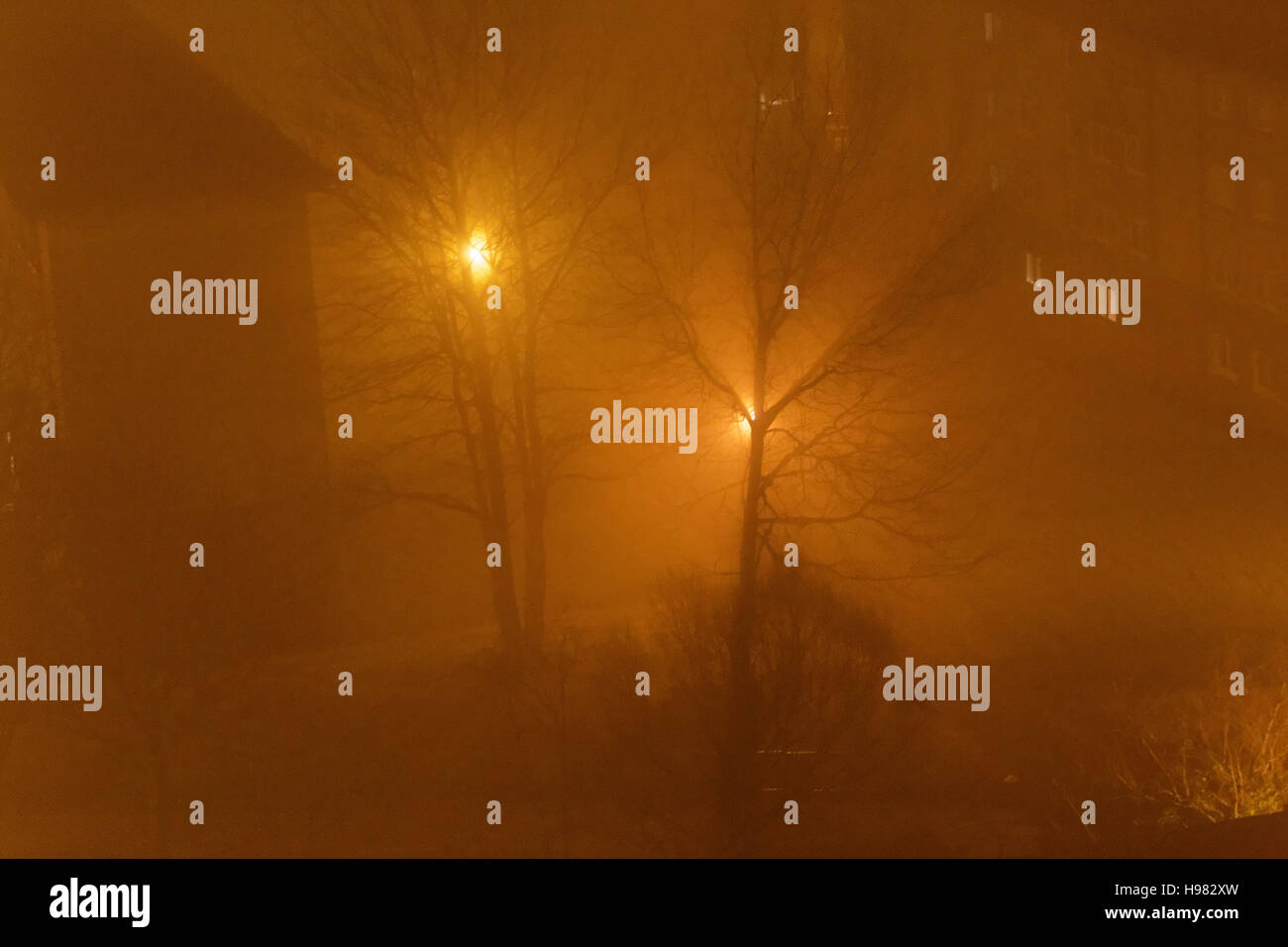 Notte di Nebbia di Glasgow misty tenements condizioni sulla scatola station wagon dopo la mezzanotte Foto Stock