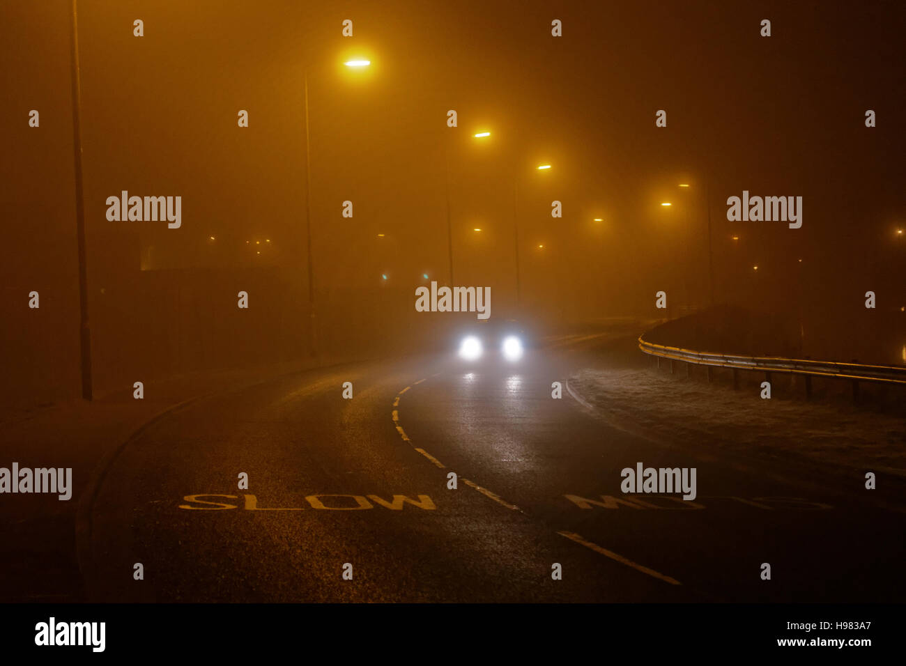 Notte di Nebbia di Glasgow misty condizioni di traffico auto di guida Foto Stock
