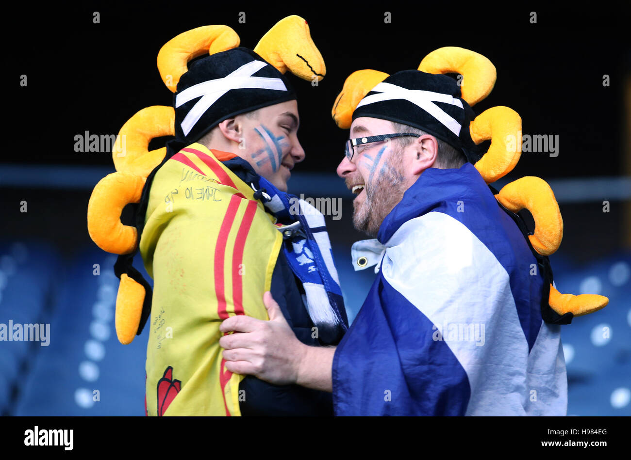 Rugby fan prima dell'autunno partita internazionale al BT Murrayfield Stadium, Edimburgo. Foto Stock