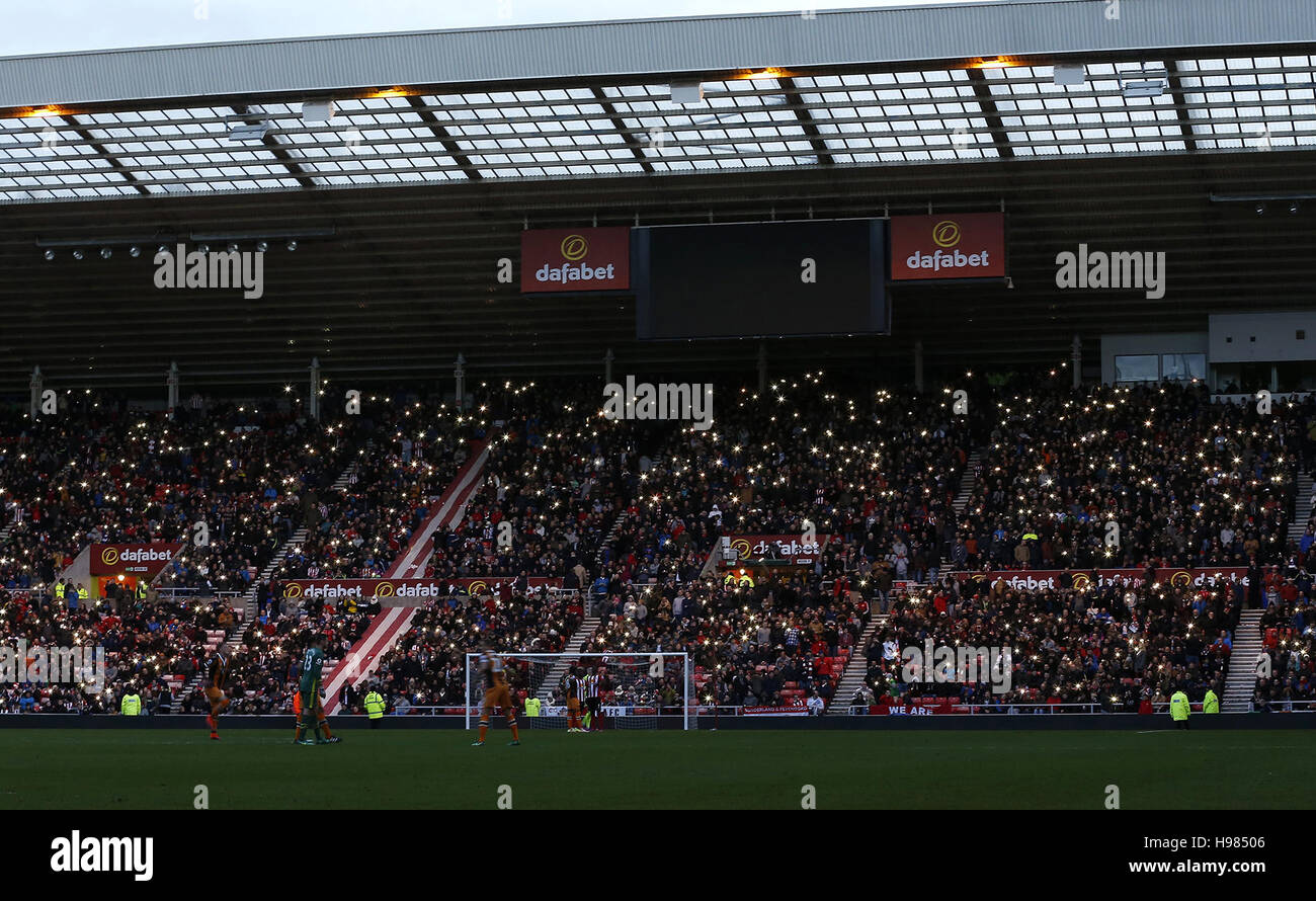 Ventole tenere i loro telefoni cellulari come lo stadio luci si spengono durante il match di Premier League allo stadio di luce, Sunderland. Foto Stock