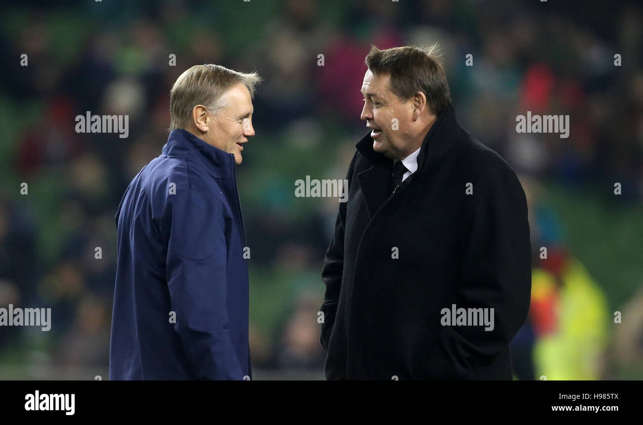 L'Irlanda head coach Joe Schmidt (sinistra) e la Nuova Zelanda capo allenatore Steve Hansen prima dell'autunno partita internazionale all'Aviva Stadium di Dublino. Foto Stock