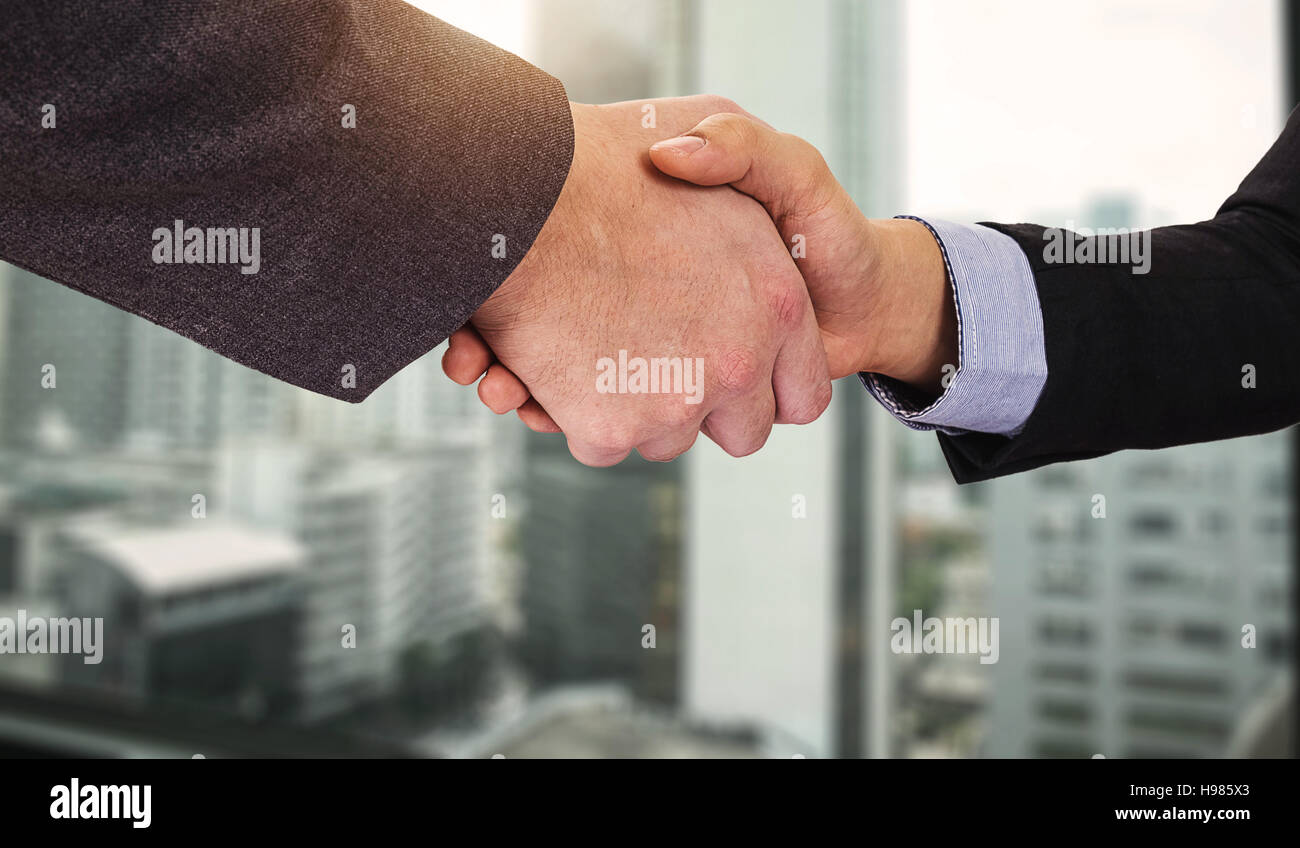 Handshake di business e la gente di affari.tono Vintage retrò effetto filtro,soft focus,bassa luce. Foto Stock