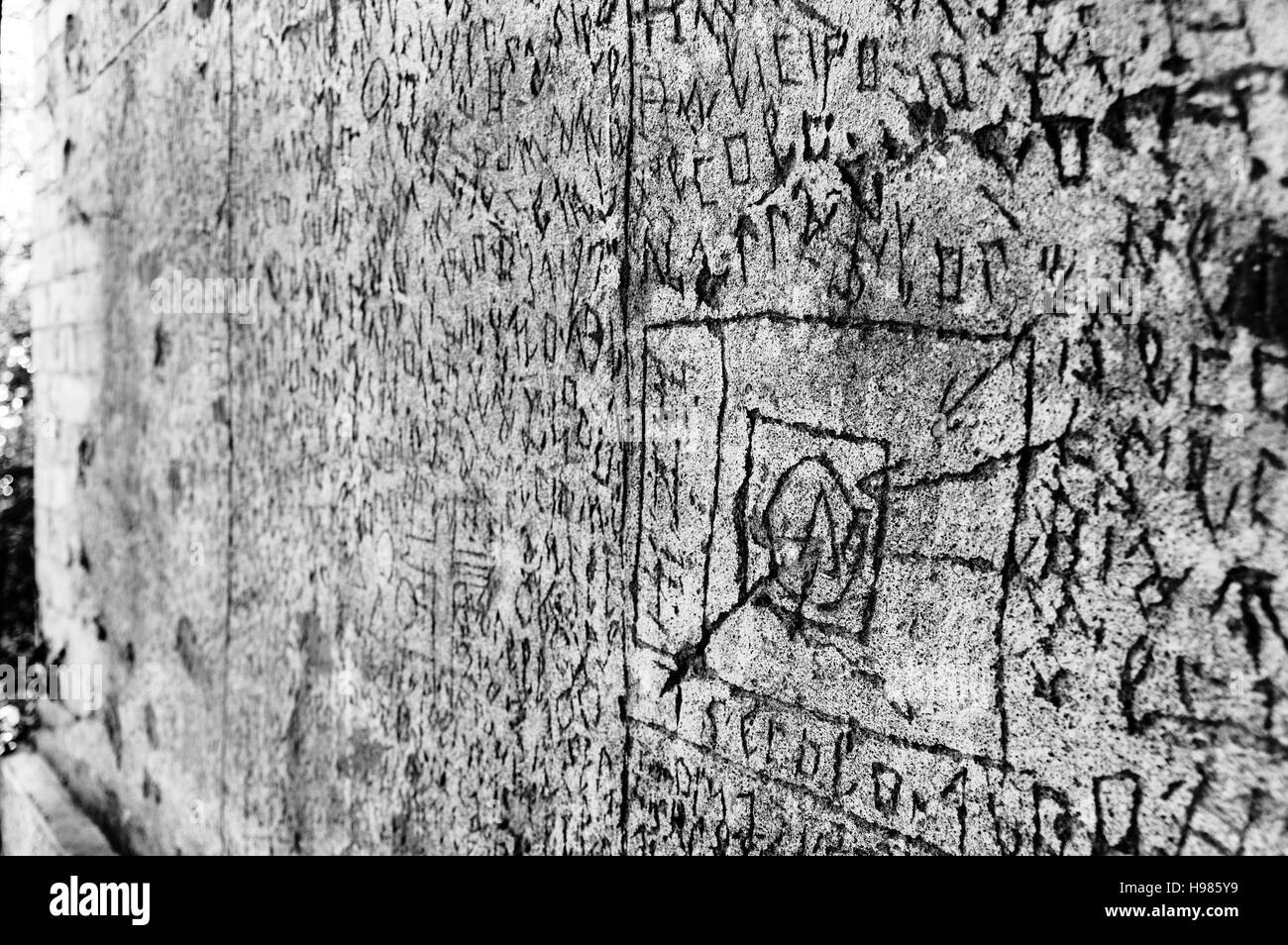 Volterra, Italia - Settembre 2016: una misteriosa serie di rune, simboli e lettere sono graffiato nel 180 di metri lungo i muri del cortile, il lavoro di Foto Stock