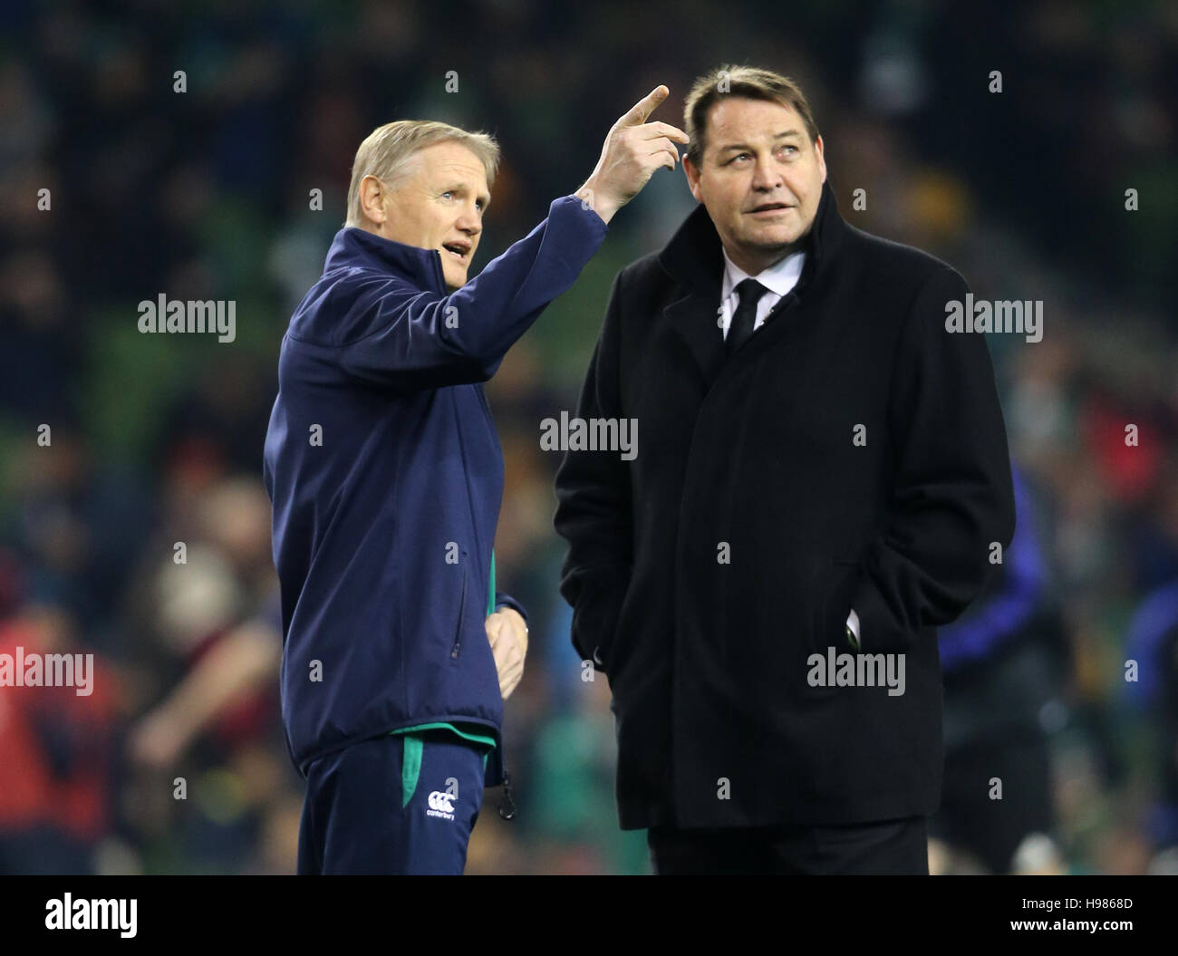 L'Irlanda head coach Joe Schmidt (sinistra) e la Nuova Zelanda capo allenatore Steve Hansen prima dell'autunno partita internazionale all'Aviva Stadium di Dublino. Foto Stock