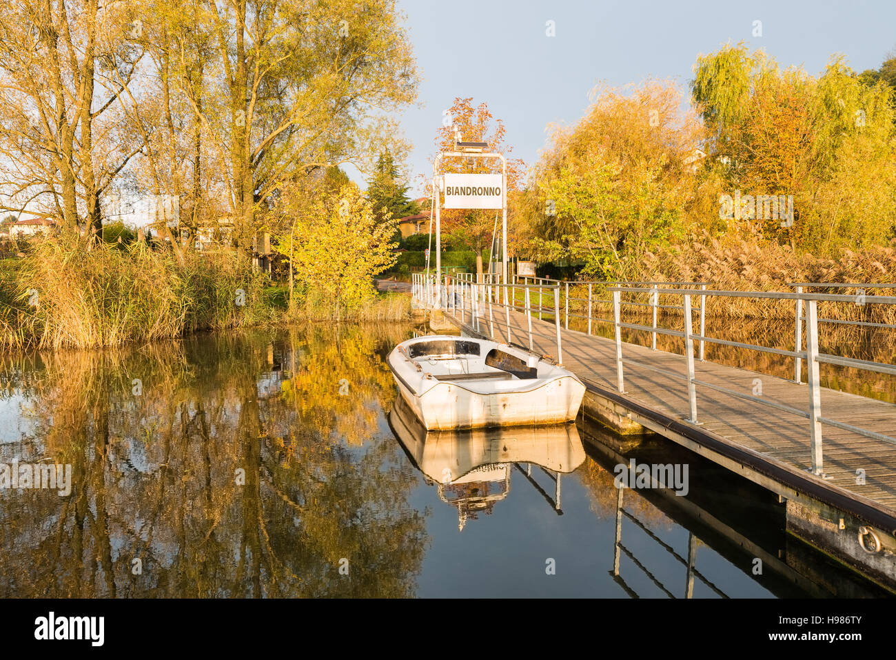 Il molo d'imbarco per l'isola Virginia, il lago di Varese, Biandronno, Italia, in una bella e soleggiata giornata autunnale Foto Stock