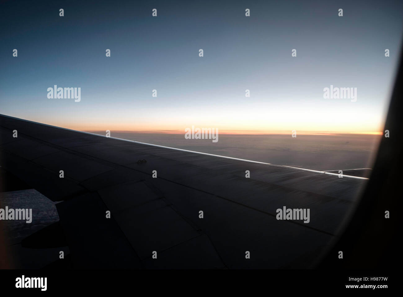 Visualizza la finestra di aeroplano nuvole drammatica corsa del sedile Foto Stock