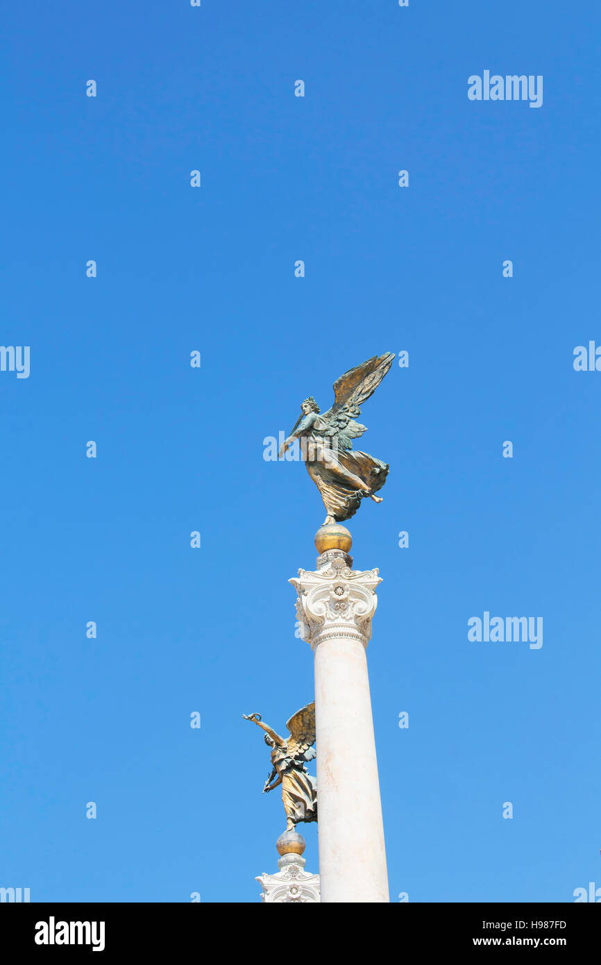 Vista della donna alata statue Altare della Patria in Roma. Grand marmo, tempio classico in onore di Italia del primo re e la prima guerra mondiale i soldati Foto Stock