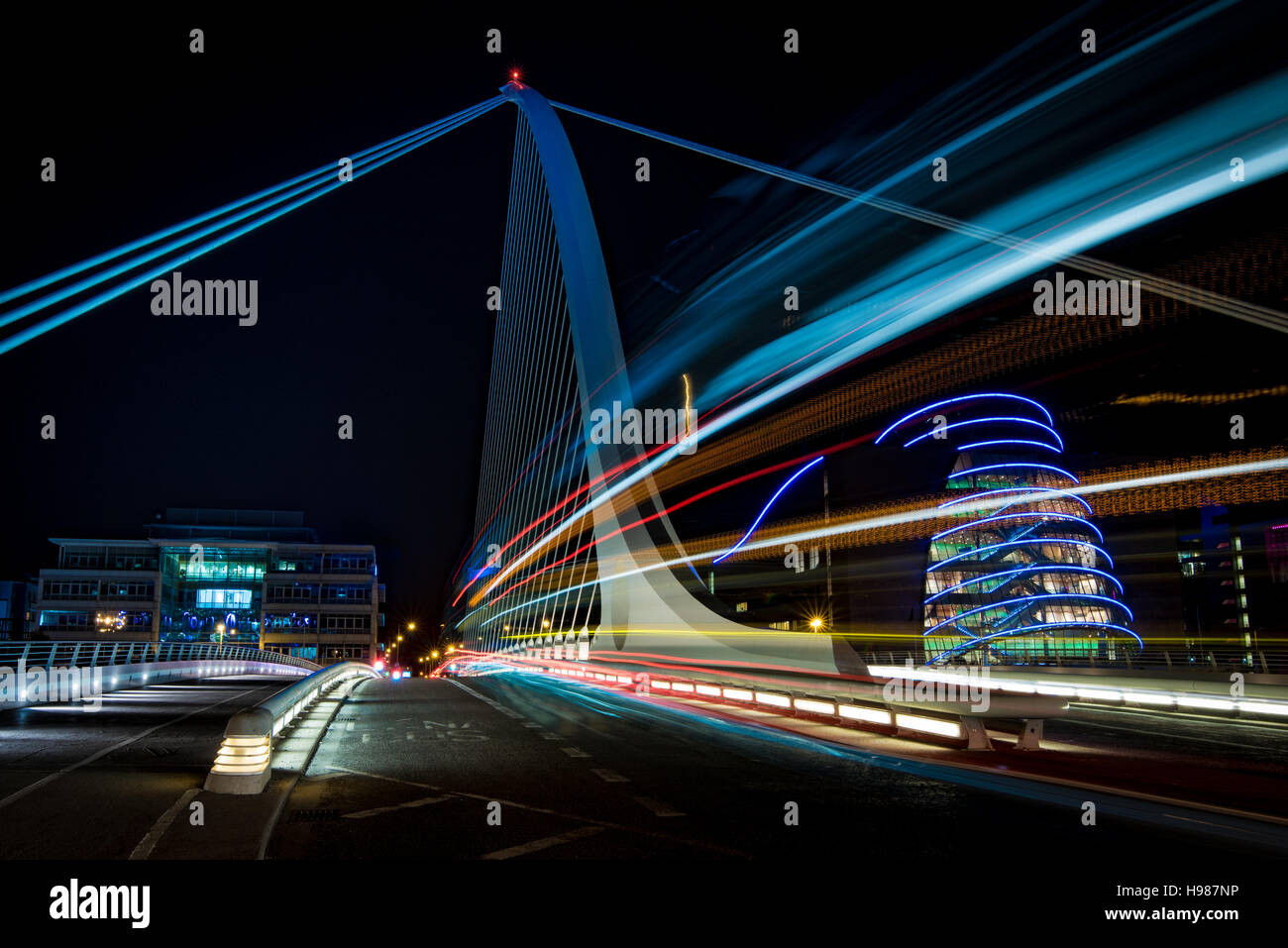 Arpa bridge in Dubliny con vetture passiing attraverso di notte Foto Stock