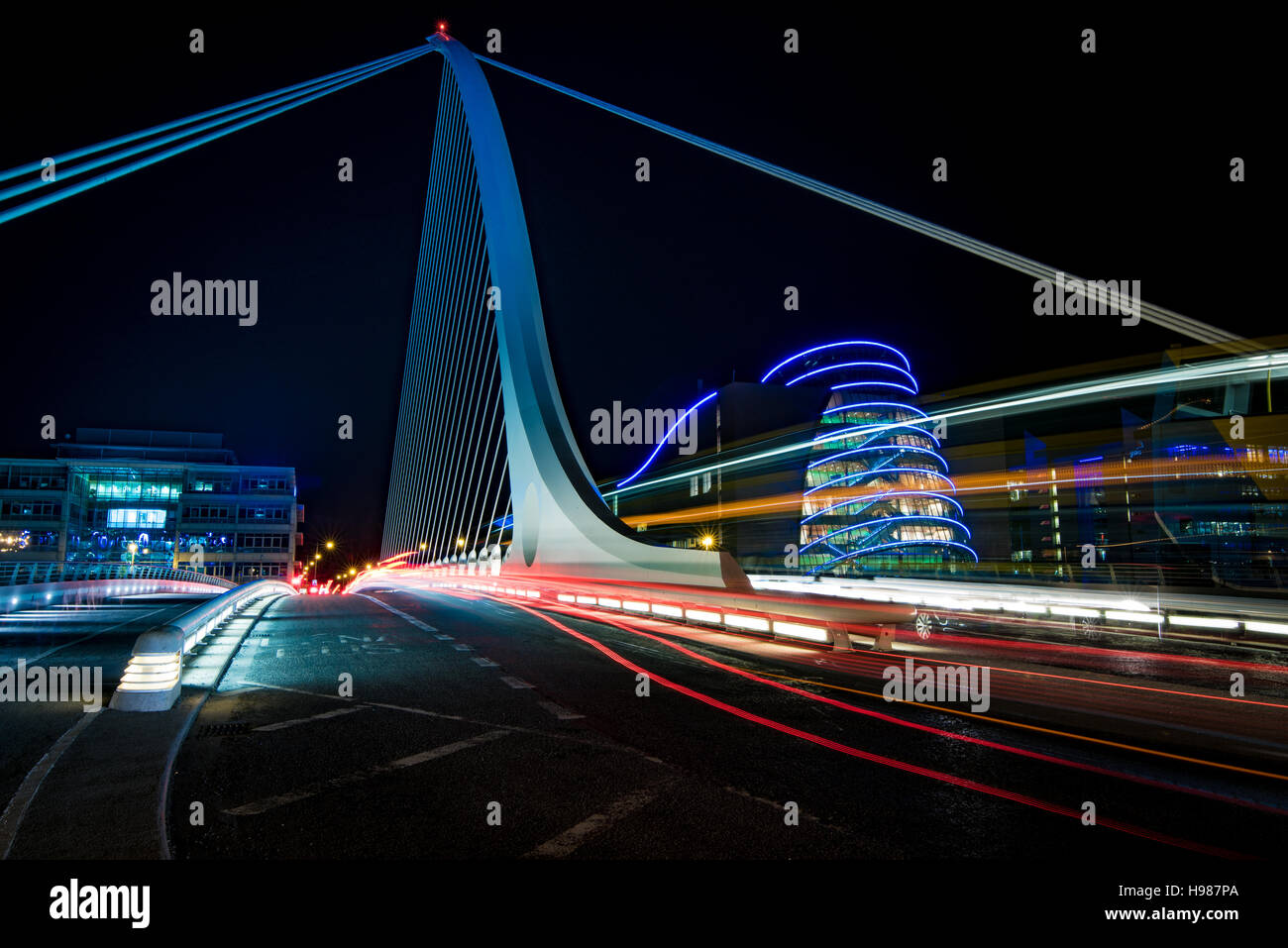Arpa bridge in Dubliny con vetture passiing attraverso di notte Foto Stock
