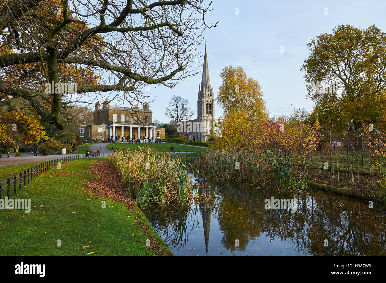 Clissold Park, Stoke Newington, a nord di Londra nel tardo autunno, con Clissold House e St Mary's nuova chiesa Foto Stock