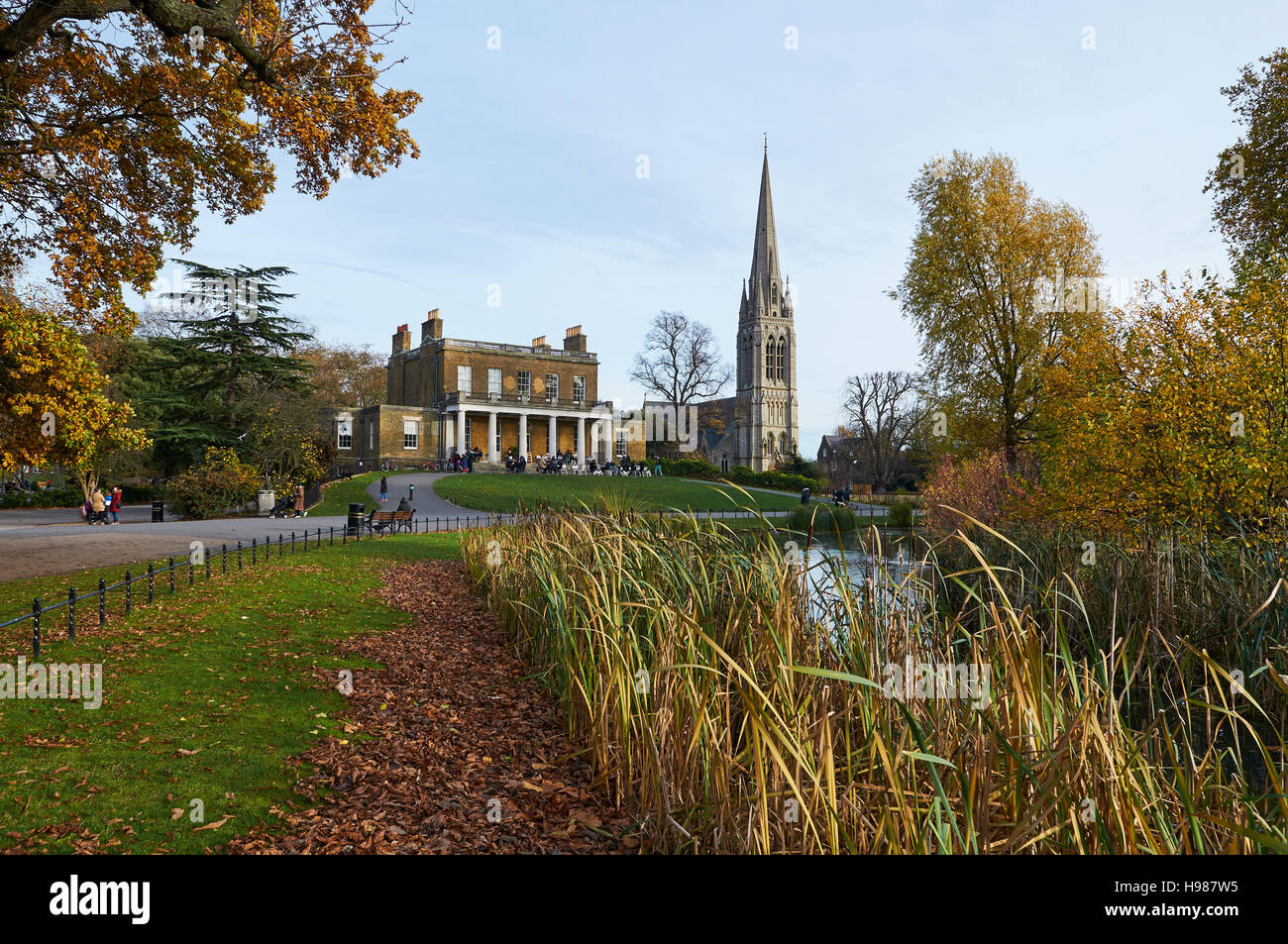 Clissold Park, Stoke Newington, a nord di Londra nel tardo autunno, con Clissold House e St Mary's nuova chiesa Foto Stock