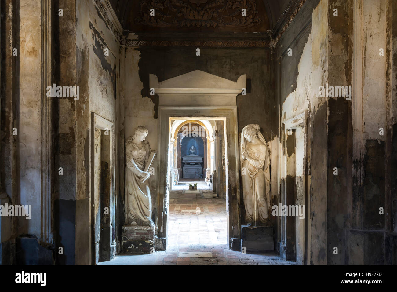 Bologna,Italia-dicembre 7,2016:due vecchie statua ai lati della porta all'interno del cimitero monumentale della Certosa di Bologna durante una giornata solitaria. Foto Stock