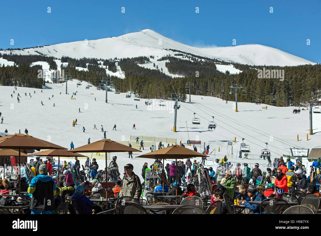 Coperte di neve il picco 8, gli sciatori e gli snowboarder su run e pendenza laterale-cafe, Breckenridge, Colorado, STATI UNITI D'AMERICA Foto Stock