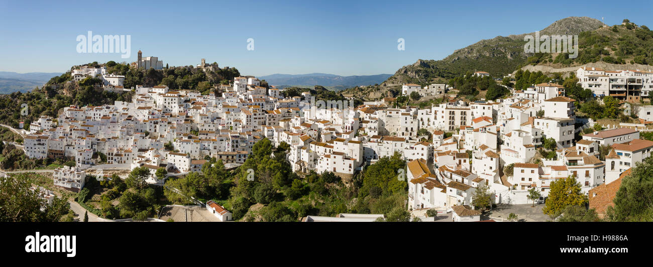 Dipinto di bianco città moresca di Casares, Andalusia, Spagna. Foto Stock