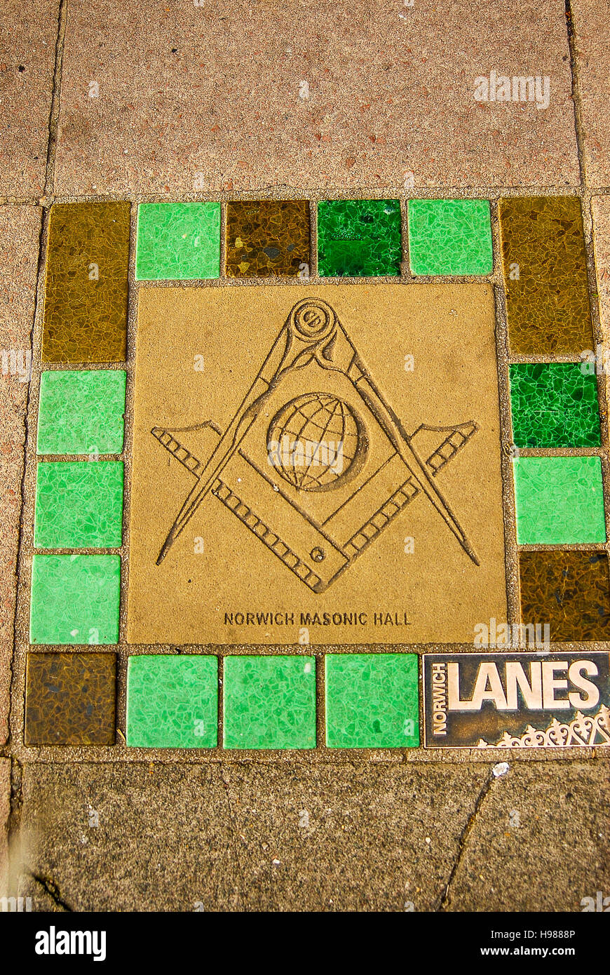 La Piazza della Loggia massonica e Bussola sono incorporati nel marciapiede all'ingresso del Norwich Masonic Hall Foto Stock