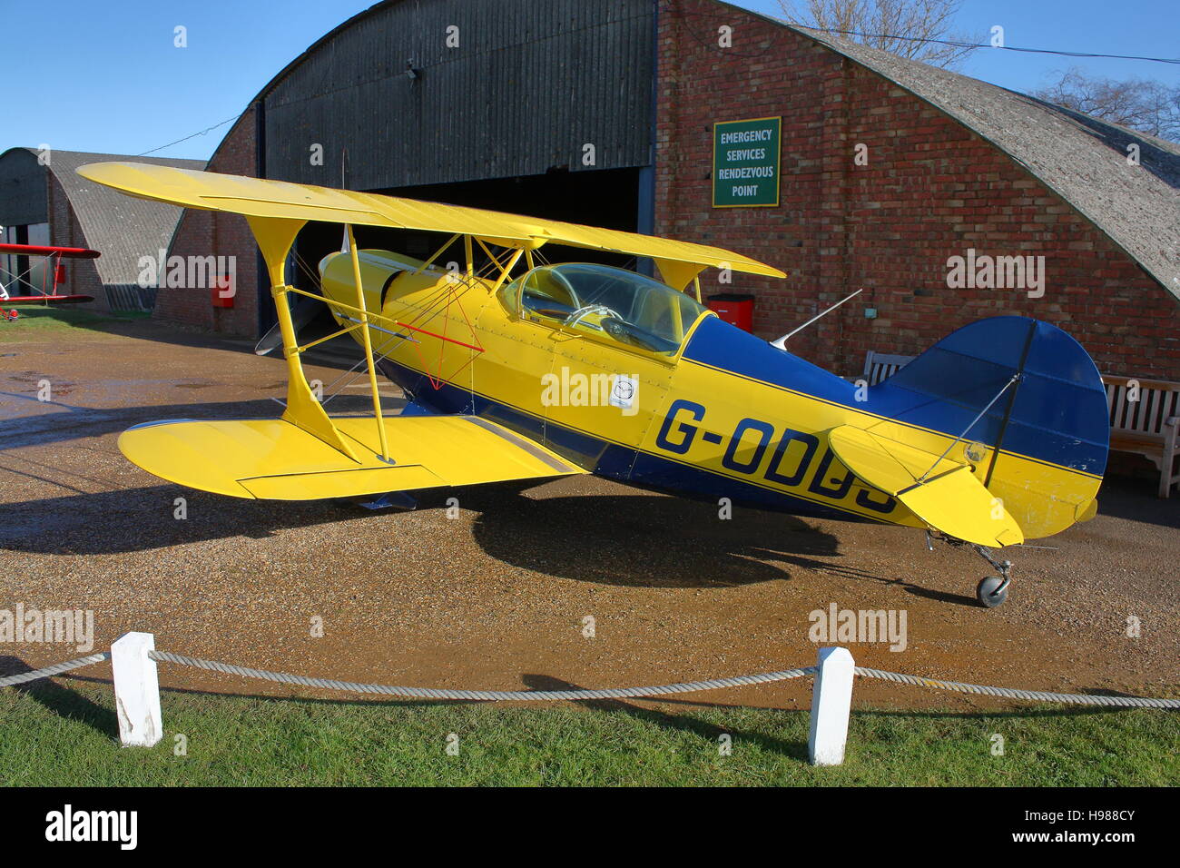 Pitts Special G-ODDS parcheggiato a White Waltham Airfield nella parte anteriore di un hangar Foto Stock