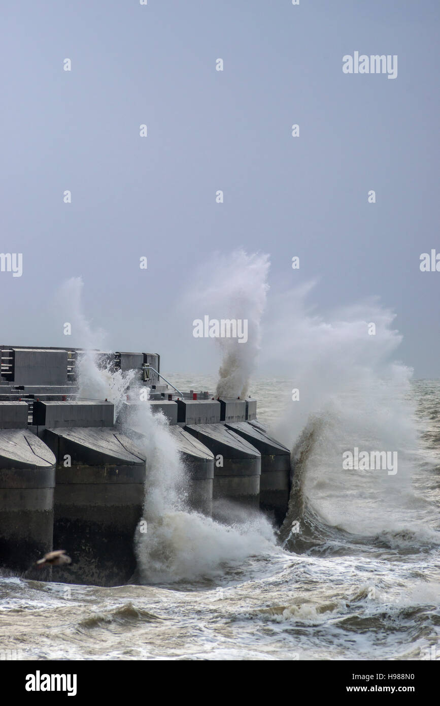 Onde percosse Brighton Marina parete durante una tempesta Foto Stock