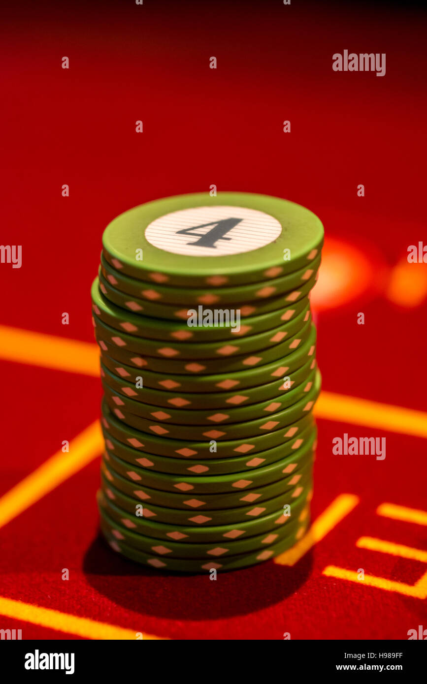 Giovani uomini su una notte fuori gioco d'azzardo e il gioco della roulette Foto Stock