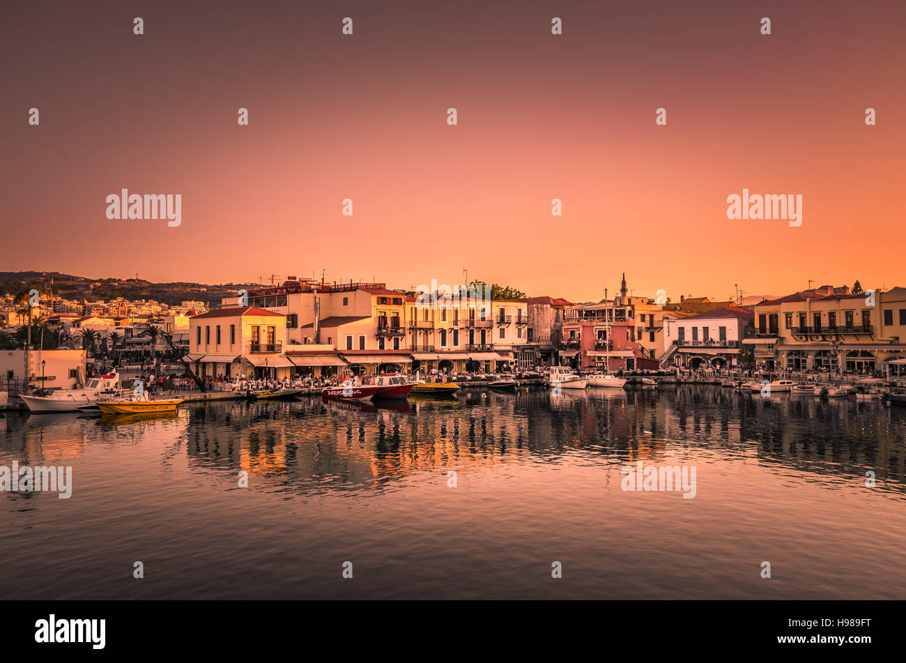 Rethymno bay. Il tramonto del vecchio porto veneziano di Chania sull isola di Creta, Grecia. Foto Stock