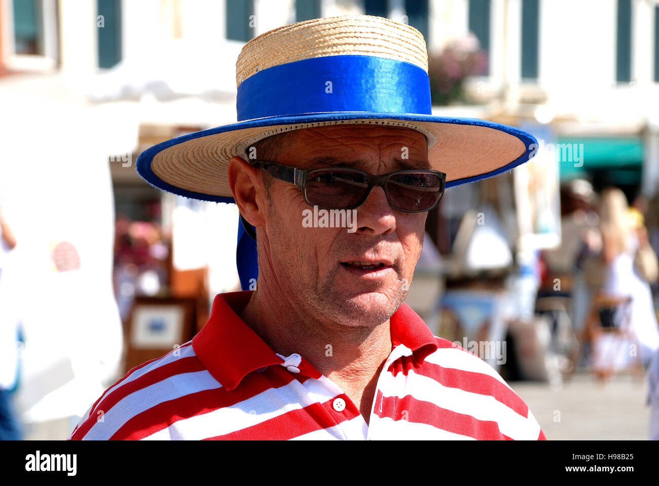 Gondoliere con il tipico copricapo a Canal Grande di Venezia in Italia. Foto Stock