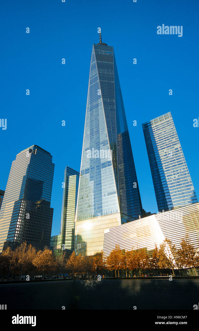 Regolazione del sole di colpire la libertà Torre del World Trade Center di Manhattan inferiore Foto Stock
