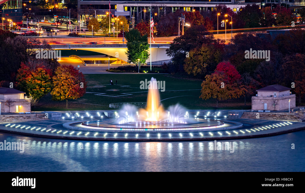 Point State Park a Pittsburgh, Pennsylvania e l'iconica illuminato Foto Stock