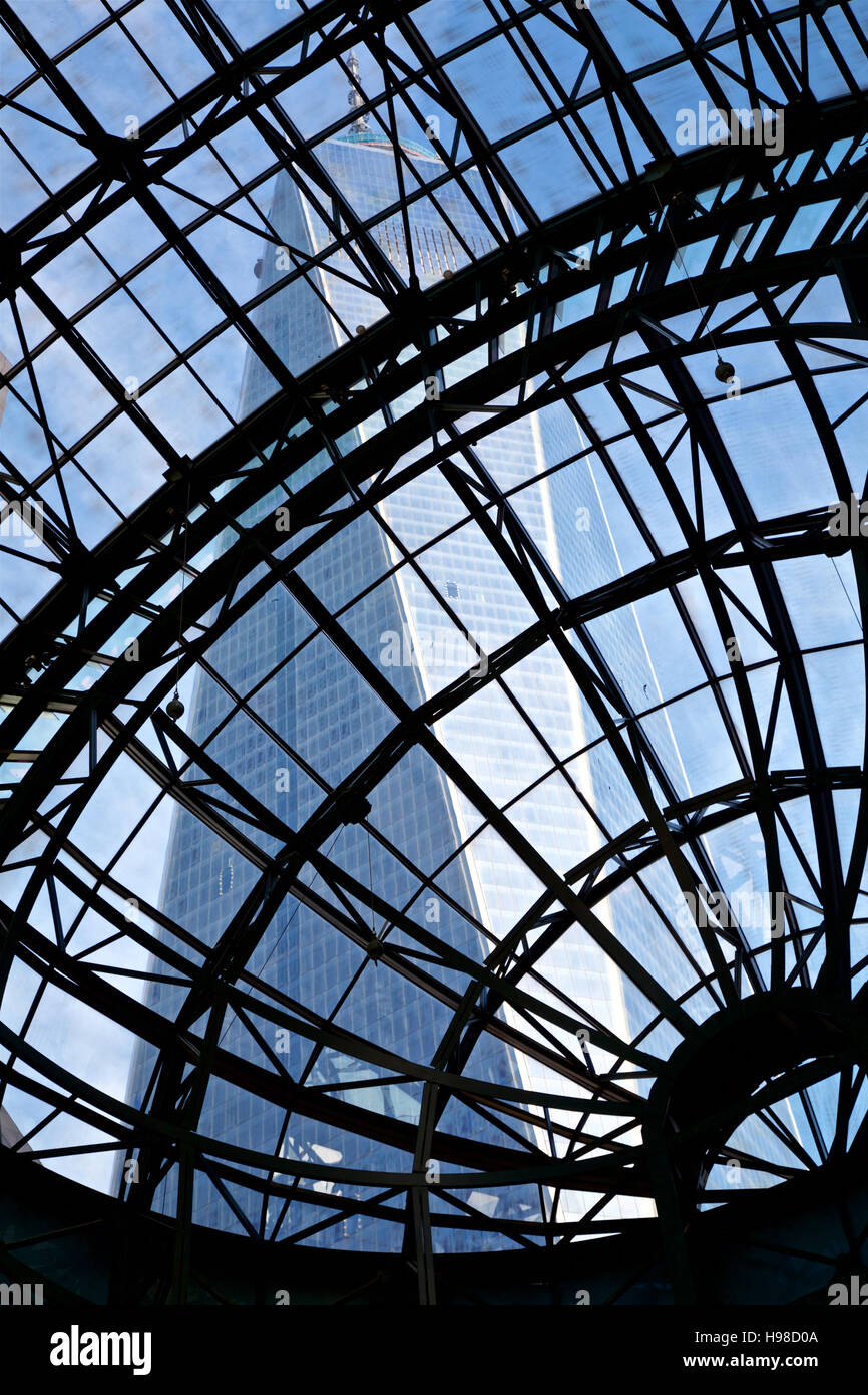 Vista di One World Trade Center attraverso il soffitto di vetro del World Financial Center di New York, NY, STATI UNITI D'AMERICA. Foto Stock