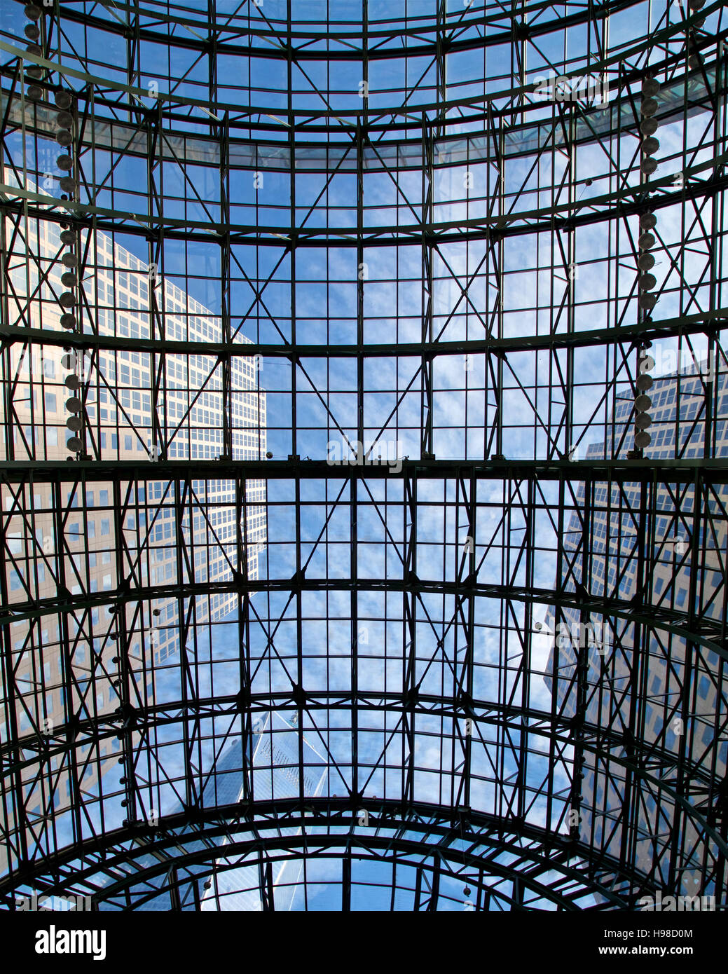 Vista dei grattacieli attraverso il soffitto di vetro del World Financial Center di New York, NY, STATI UNITI D'AMERICA. Foto Stock