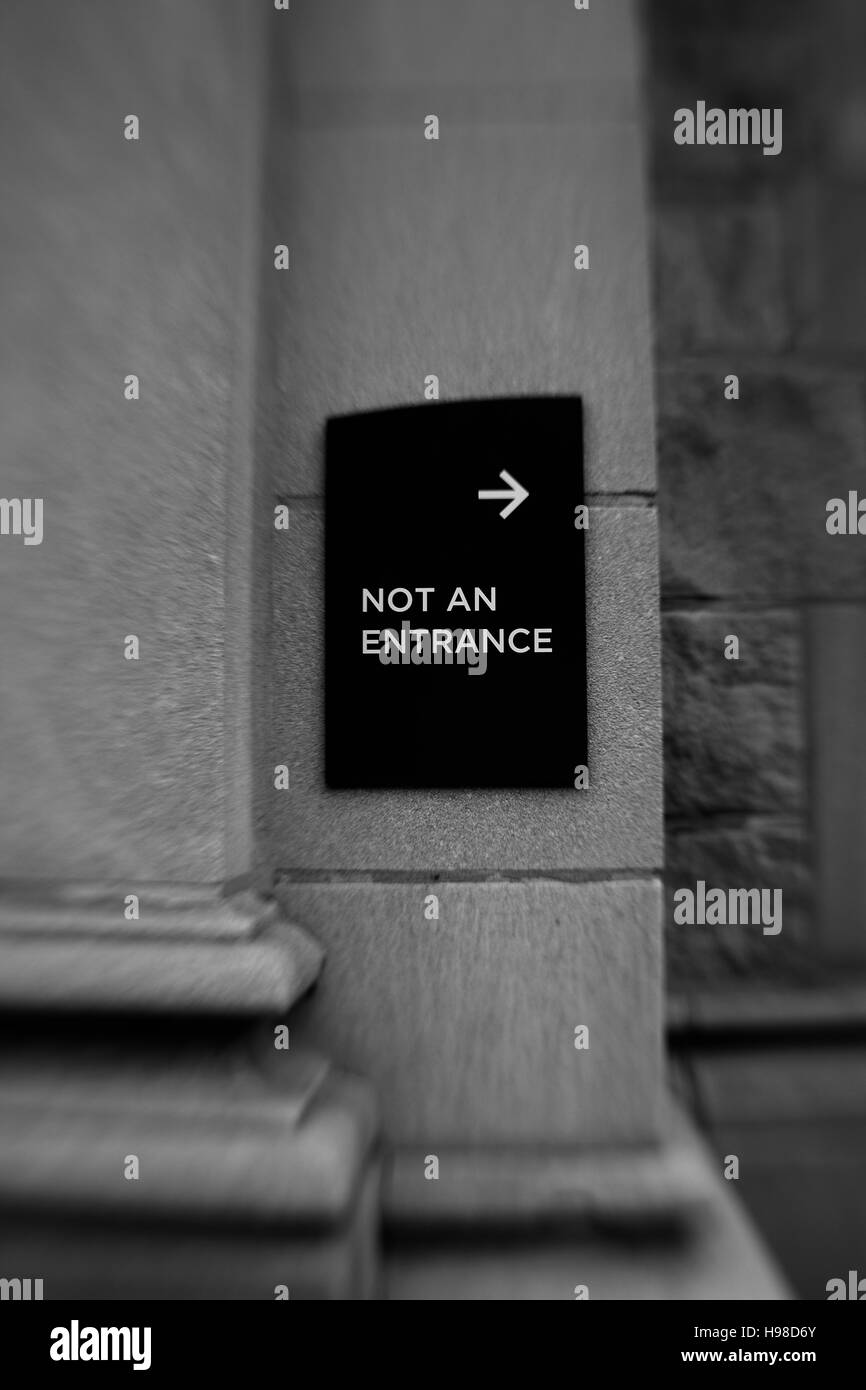 Non è un segno di ingresso sul pilastro di pietra Foto Stock