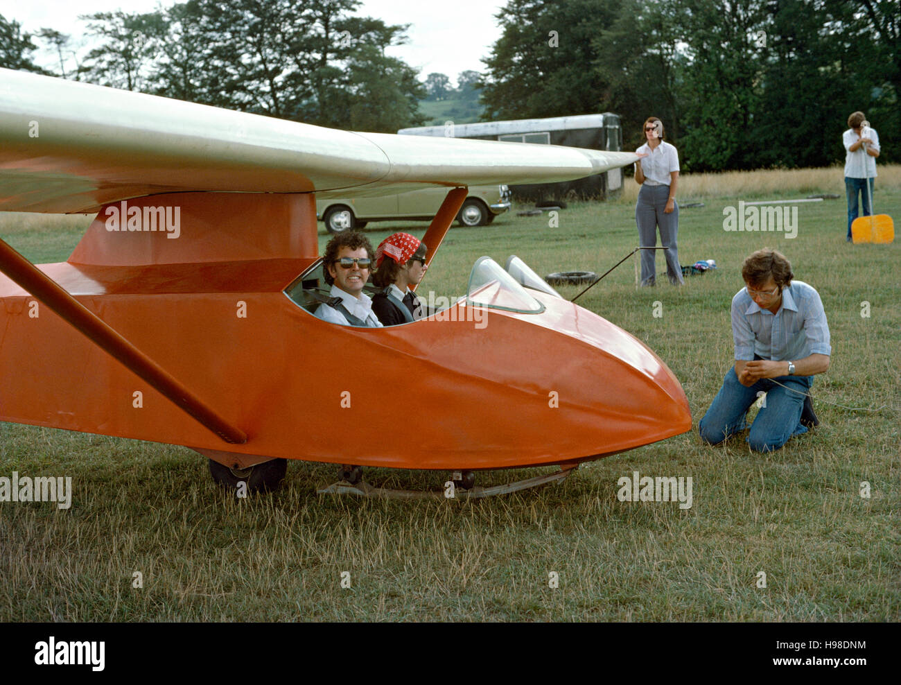 Preparazione storico open cockpit aliante 'Slingsby T21' per lanciare, Inghilterra, ca. 1975 Foto Stock